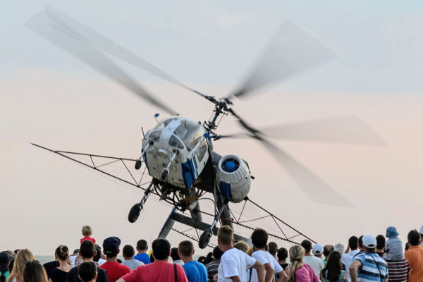 Elicopter Kamov Ka-26 Hoodlum survolând deasupra mulțimii de spectatori